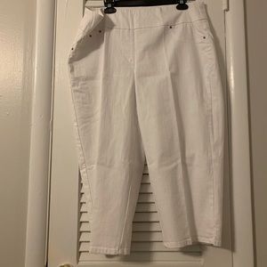 Ruby Rd. Woman white denim capris